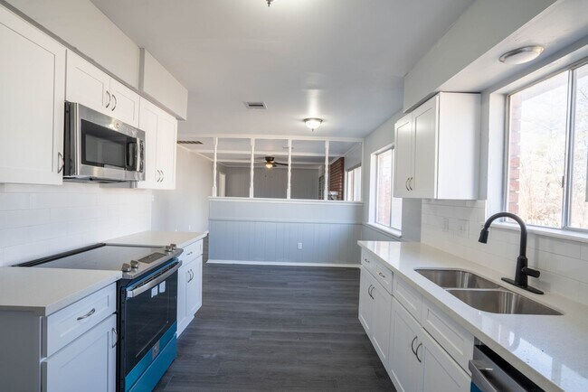 Building Photo - 4 Bedroom Home Available For Immediate Move In!!