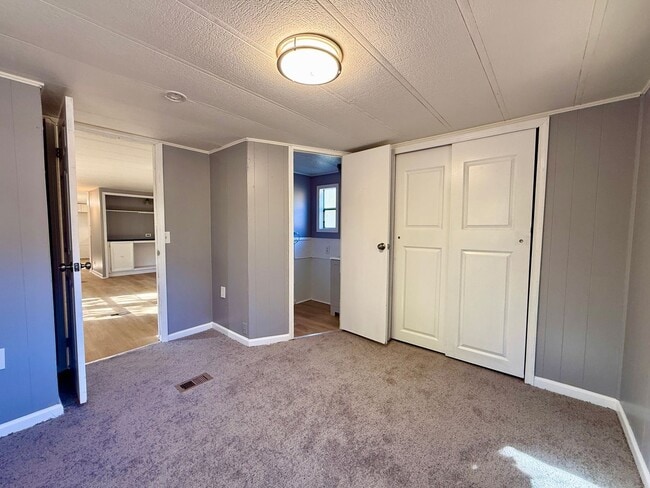 Building Photo - Spacious 2 bed, 1.5 bath Home FOR RENT in Commercial Twp $1500