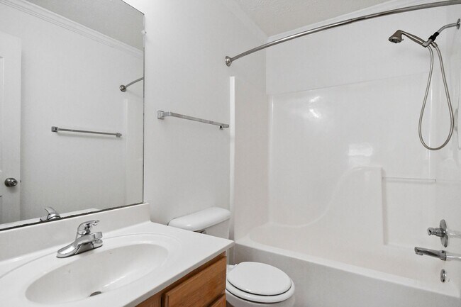 Building Photo - Three Bedroom with Bonus and Pool!