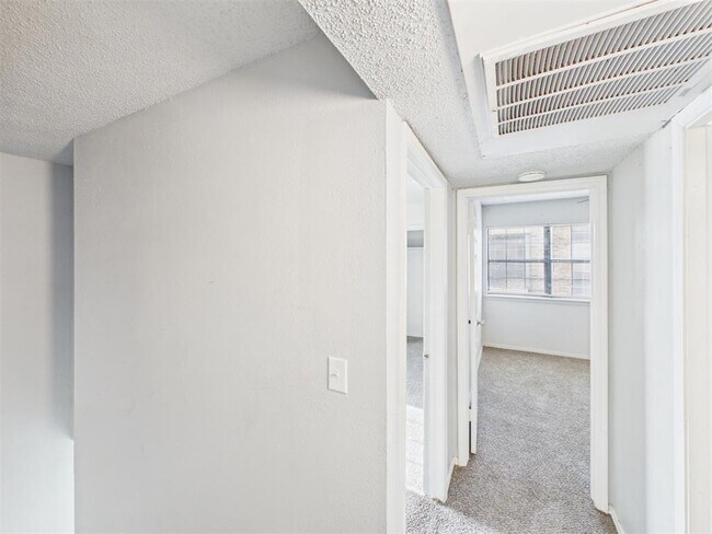 Building Photo - 401 SE 12th Ave