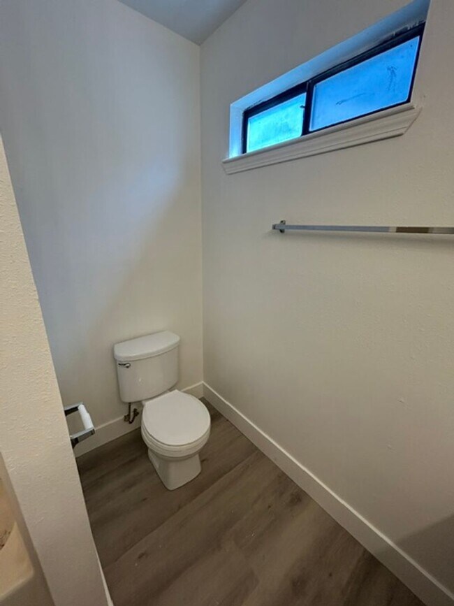 Building Photo - 3 Bedroom 2 Bathroom Home in Tulare!