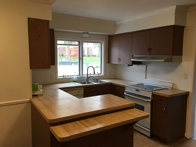 Building Photo - Spacious 3bd/2.5ba Ranch