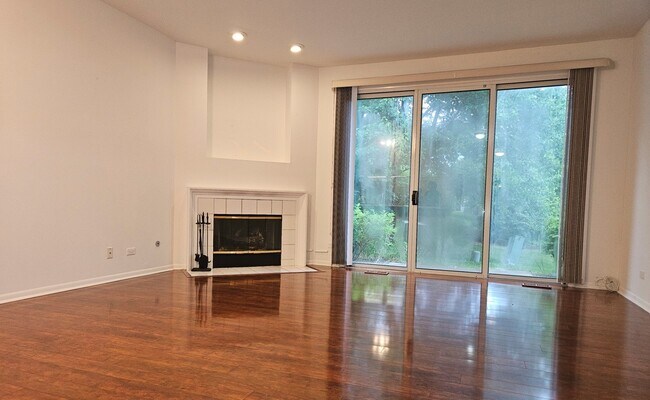 Building Photo - 519 Woodcrest Dr