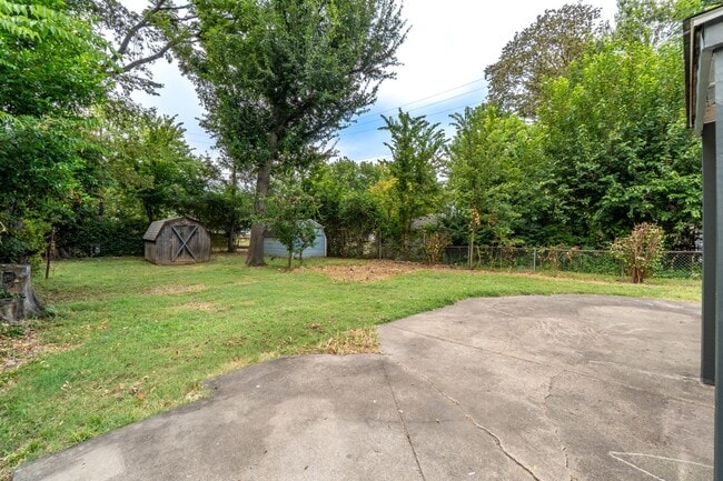 Building Photo - * Move-In Special - Half Off First Month's Rent * Fully Remodeled Home on a Cul-de-Sac - 2 Bed, 1...