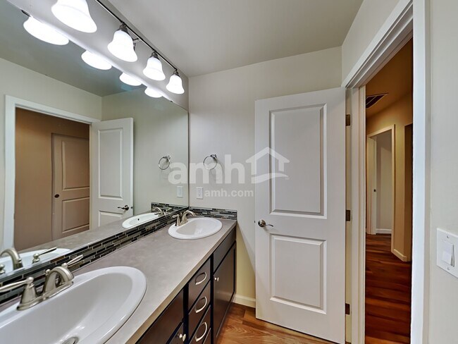 Building Photo - 2655 Moore St