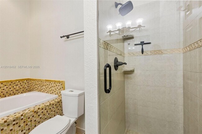 Building Photo - 2731 Parkview Dr S