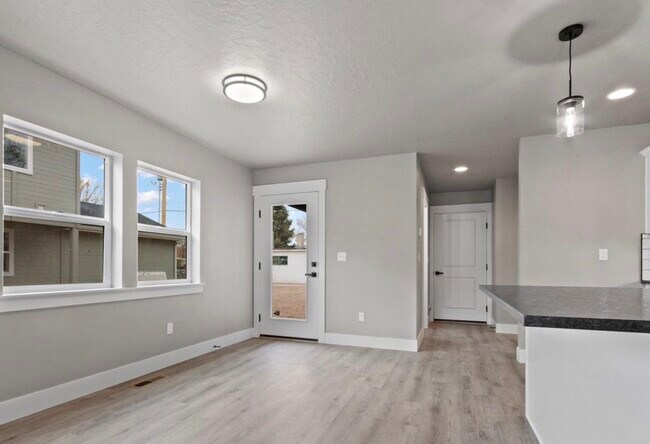 Building Photo - 465 S 3rd E St