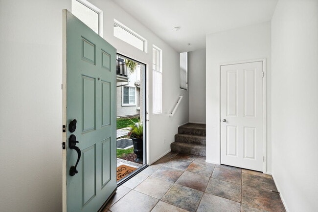 Building Photo - "Luxurious 2-Bed Condo Retreat with Fireplace & Pool Oasis in Ventura!"