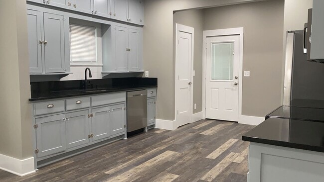 Building Photo - 302 W Baylor St