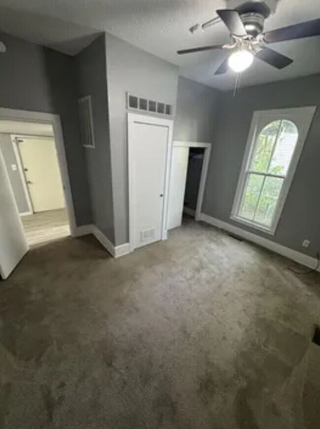 Building Photo - 3 bedroom/1 bath house for rent