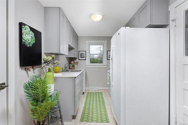 Building Photo - Charming 3-Bedroom Oasis with Expansive Yard and Driveway!