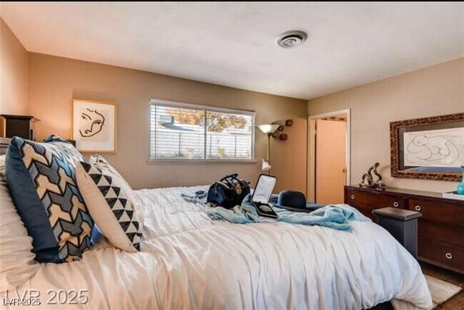Building Photo - 4255 Hazelcrest Dr