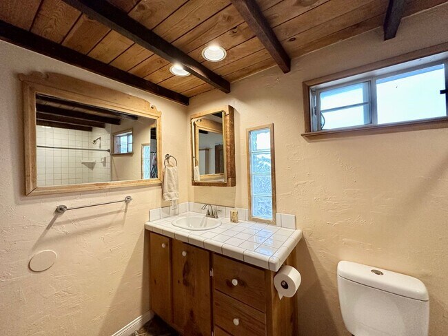 Building Photo - 1 Bed + 1 Bath Cottage | Hollywood By the Sea | Unfurnished