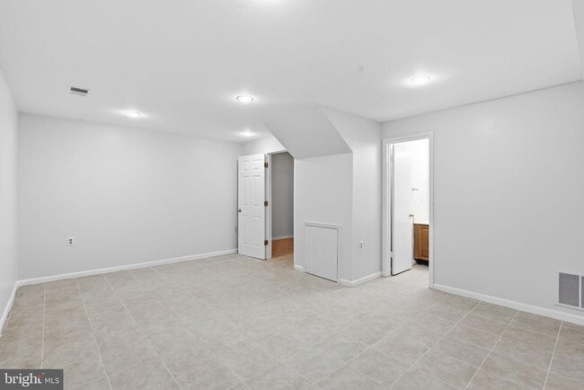 Building Photo - 5001 Lambsgate Ln