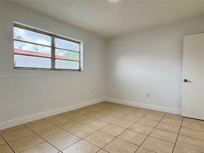 Building Photo - 1434 SW 22nd Ave
