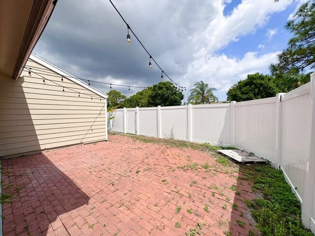 Building Photo - 104 Lakewood Dr