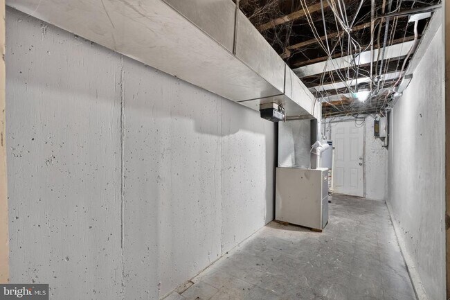 Building Photo - 331 W 21st St