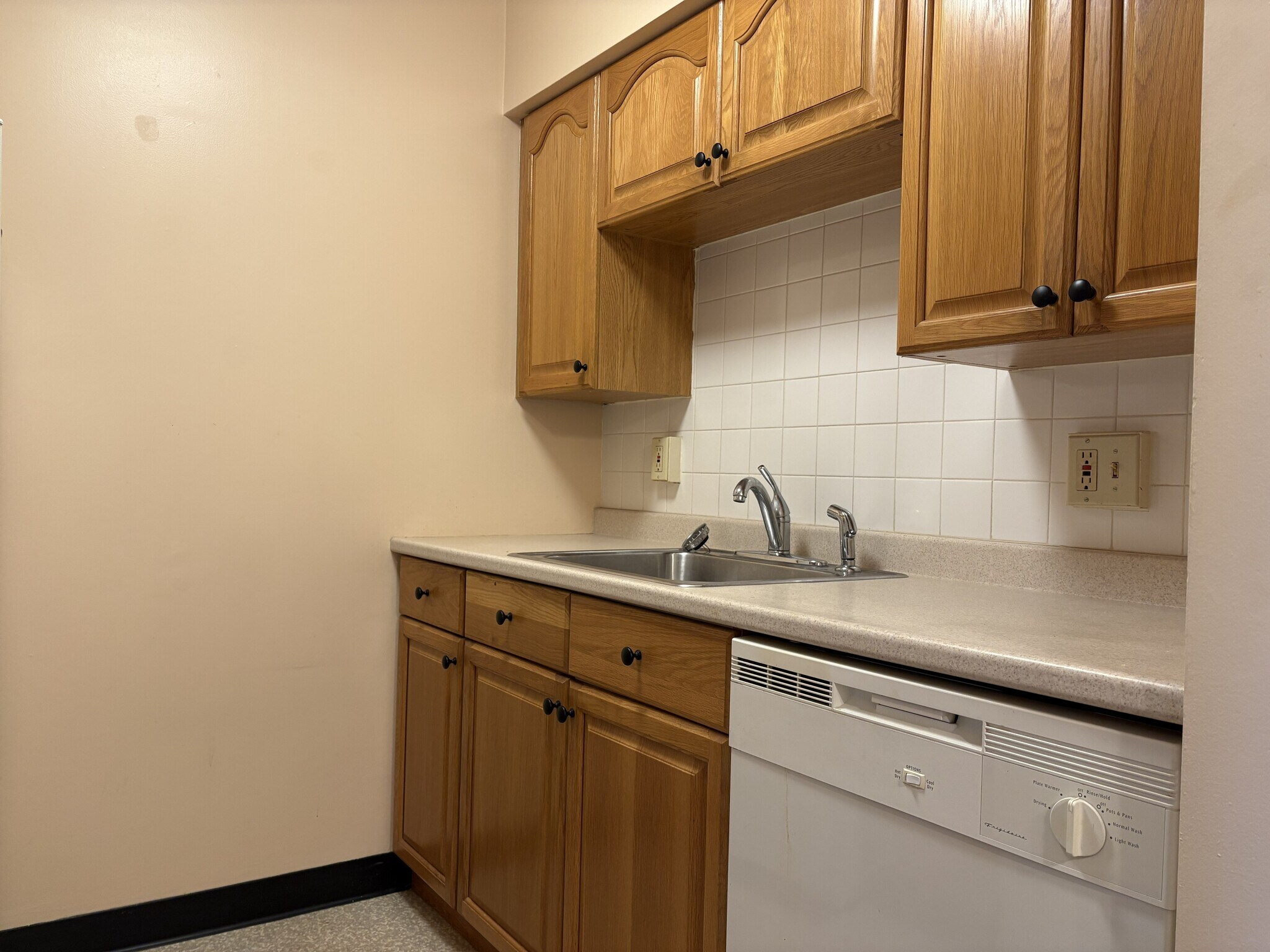 Building Photo - 5605 Happy Hollow Rd