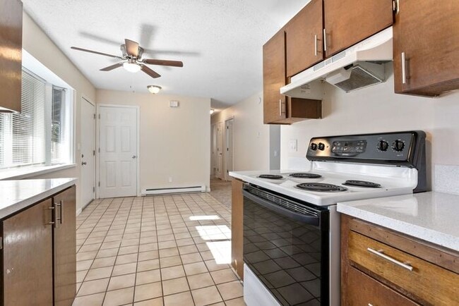 Building Photo - 2 Bedroom Home, pets welcome!!