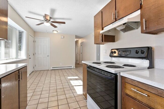 Building Photo - 2 Bedroom townhome with Washer and Dryer INSIDE!