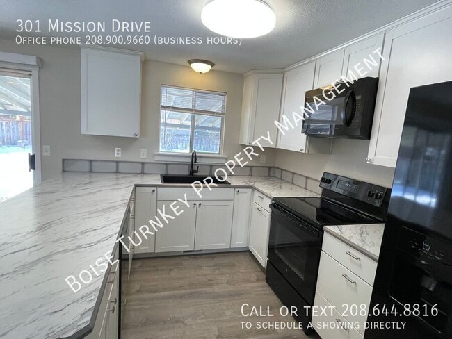 Building Photo - Amazing 3 Bedroom w/ 2 Living Spaces Centr...