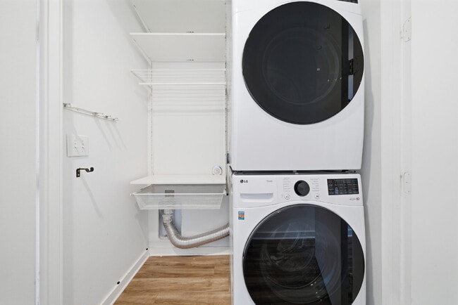 Building Photo - Spacious 3-Bed, 3-Bath Condo with Scenic Views in Vibrant Austin!