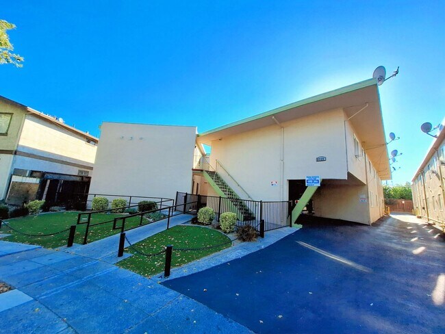 Building Photo - Refurbished 1bd First Floor Apartment With Carport & Laundry & Manager On Site!