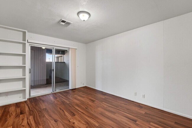 Building Photo - 9007 W Elm St