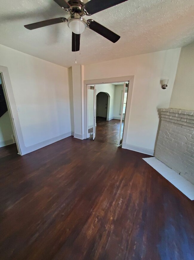 Building Photo - 306 Holbrook St