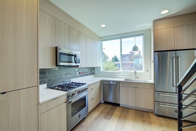 Building Photo - 3Bd/1.5Ba Seattle Townhouse