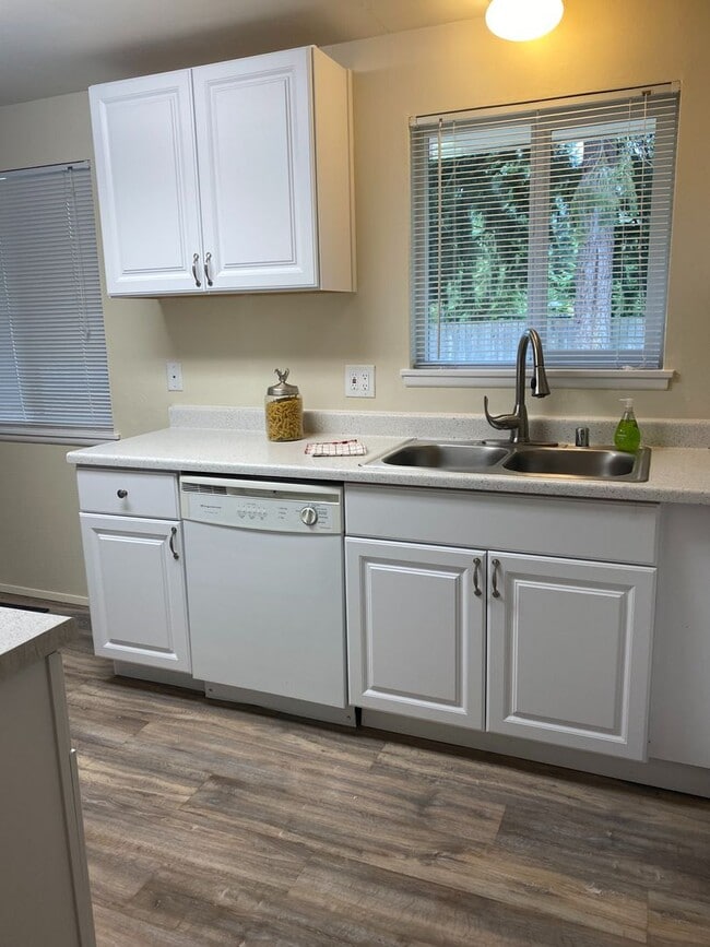 Building Photo - Updated 3 Bedroom 1 Bath home in Tacoma