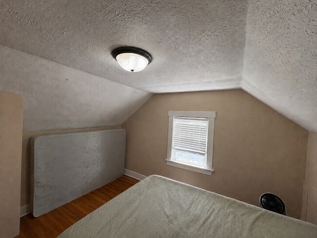 Building Photo - 4 bedroom Main Floor Unit