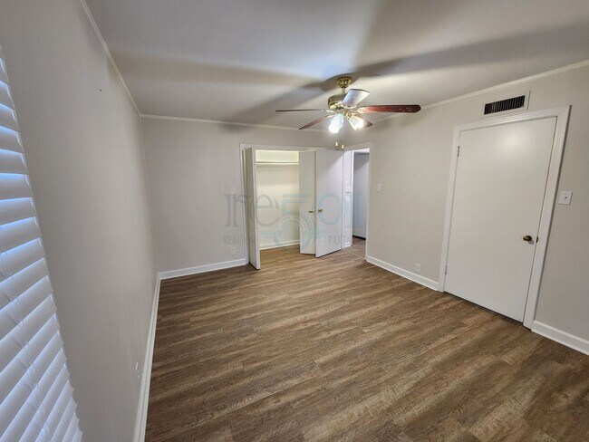 Building Photo - Compeltely Remodeled 3 Bedroom 3 Bathroom