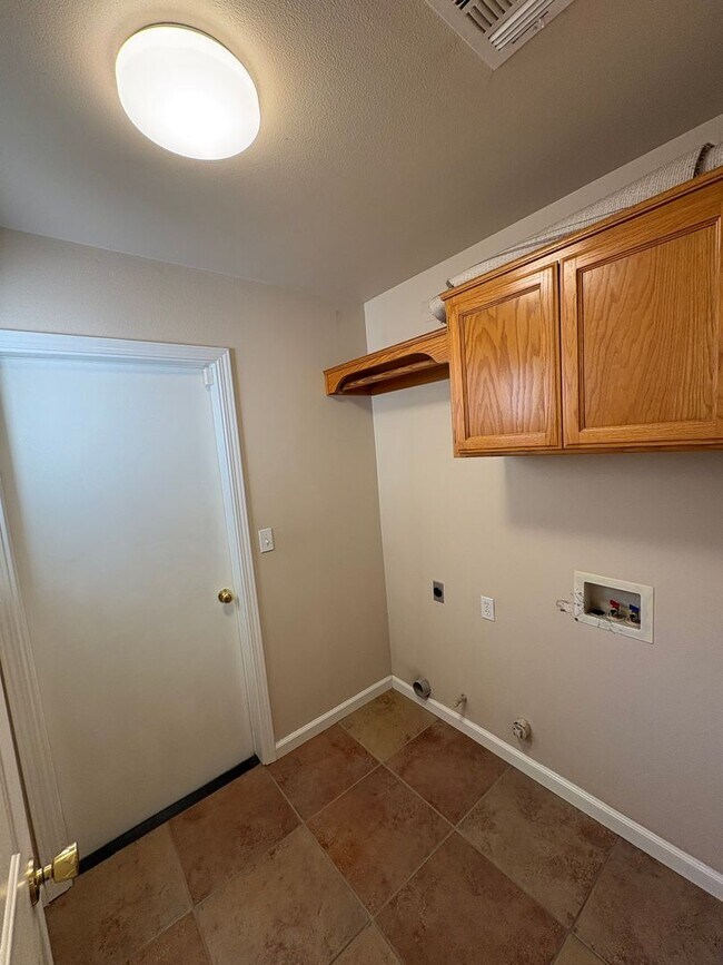 Building Photo - SE Visalia Cul-de-sac Home Available Now!