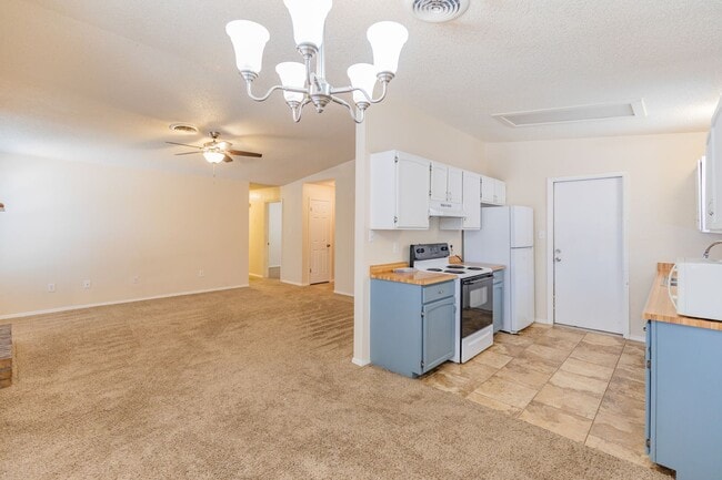 Building Photo - Conveniently located 3 Bedroom, 2 bath near HAFB