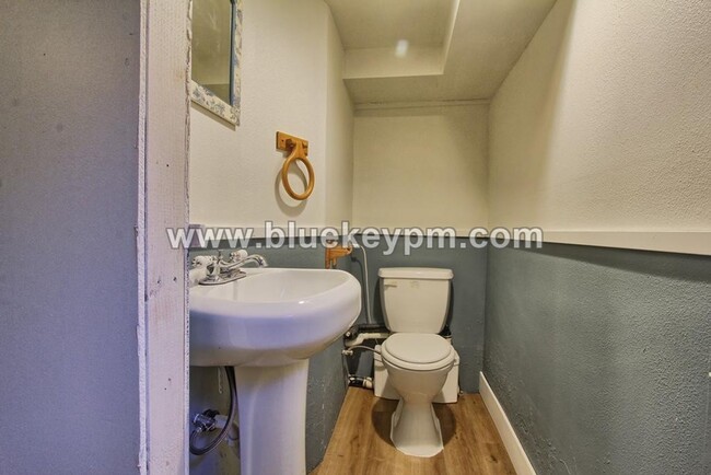Building Photo - 3 Bed, 2 Bath Craftsman Home on Dead End R...