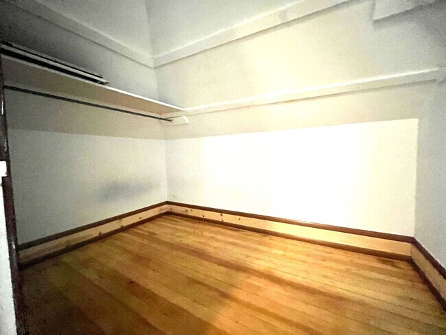 Building Photo - Charming Studio in Awesome University Loca...