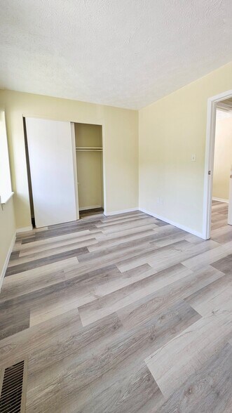 Building Photo - 534 E Graham Pl