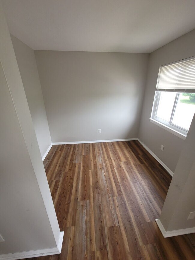 Building Photo - Charming Two-Bedroom Two Bathroom Apartment in Prime Chesterton Location!