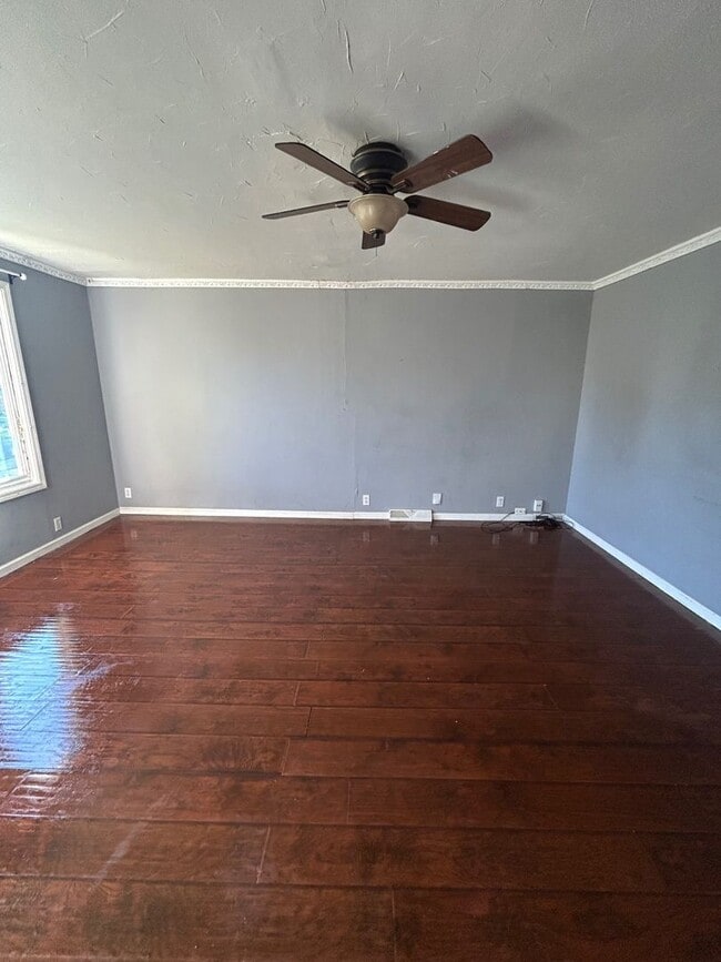 Building Photo - Charming 3-Bedroom Property in Prime Location