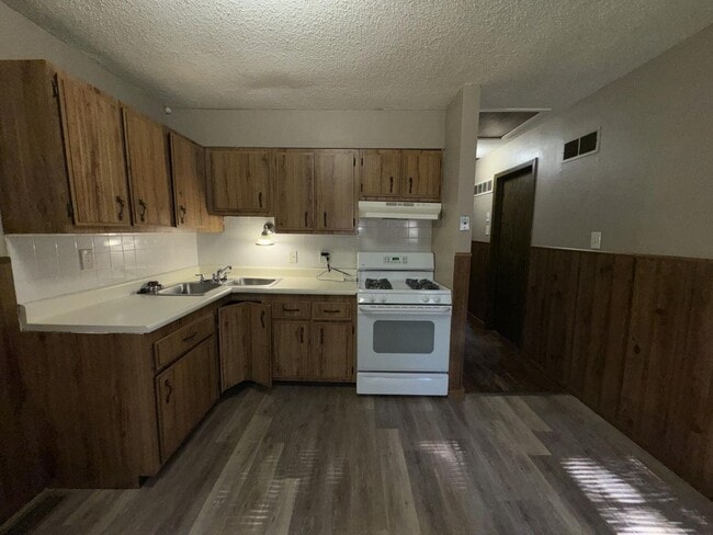 Building Photo - Lovely 2 Bedroom / 1 Bath for Rent - Section 8 Welcome