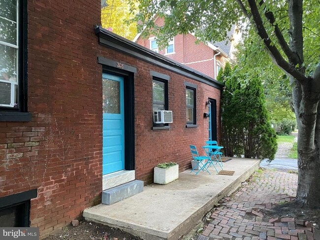 Building Photo - 208 W Union St