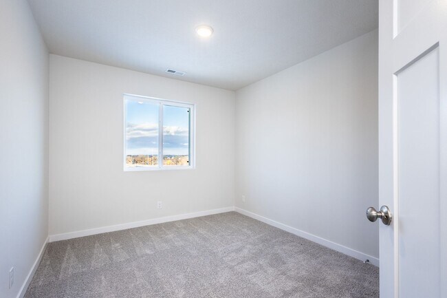 Building Photo - Stunning New Built 5 Bed Duplex!