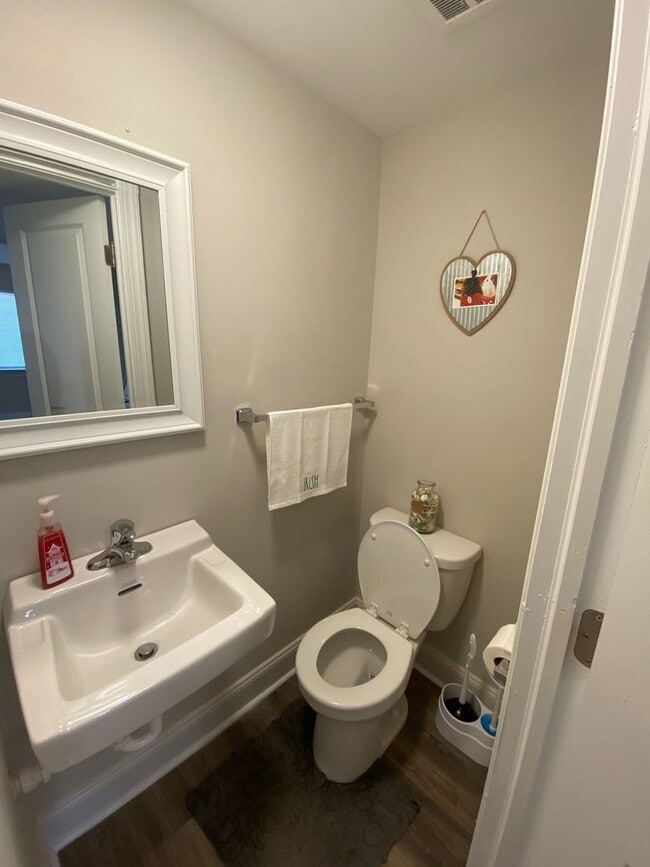 Building Photo - Beautiful & Fully Renovated 2 Bedroom / 1....