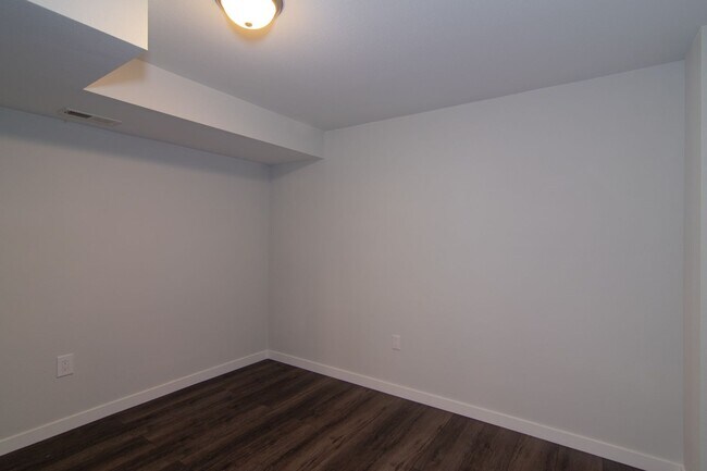 Building Photo - 3 Bed 2 Bath fully updated home adjacent to park & shopping