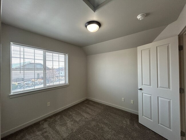 Building Photo - NE Bend Upstairs Apartment - PENDING APPLICATION