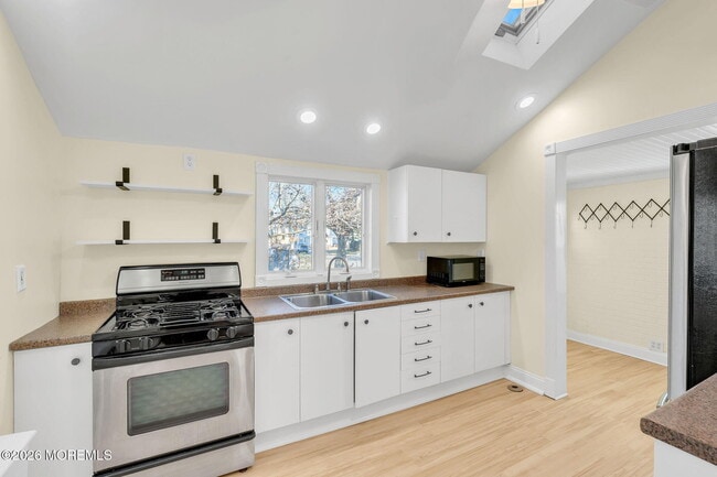 Building Photo - 104 Bank St