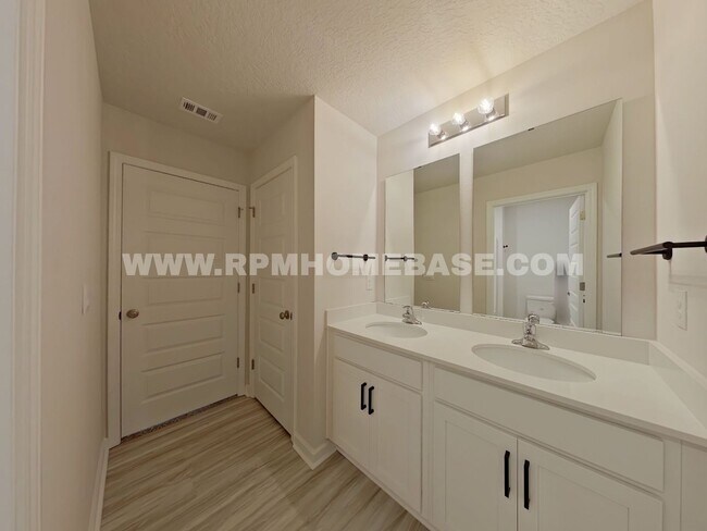 Building Photo - Spacious 5-Bedroom Home in Shoal River Community with Modern Features and Community Pool Access!