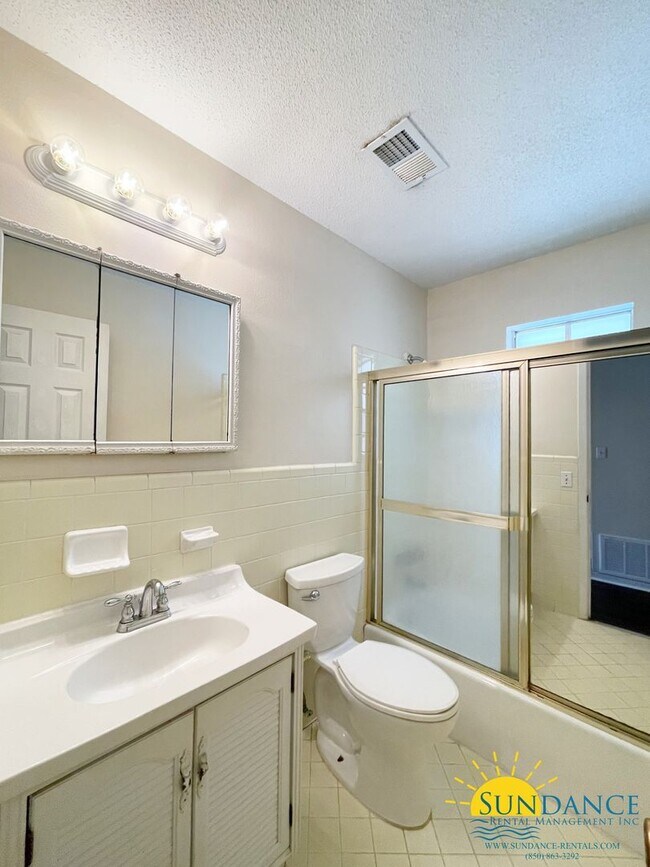 Building Photo - 3 Bedrooms Home With a Pool