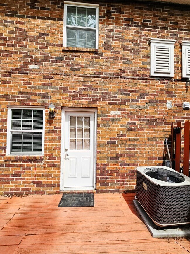Building Photo - MOVE-IN READY! 2BR Townhome in Clintonville near OSU – W/D, Parking, Pet Friendly